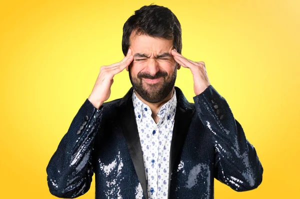 Hombre Frustrado Con Chaqueta Sobre Fondo Colorido — Foto de Stock