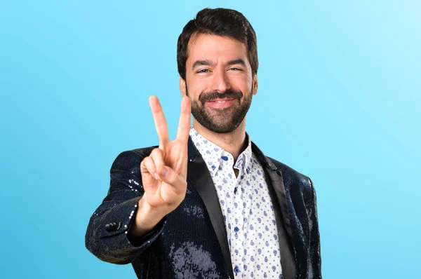 Hombre Con Chaqueta Contando Dos Sobre Fondo Colorido —  Fotos de Stock