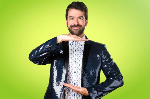 Hombre Con Chaqueta Sosteniendo Algo Sobre Fondo Colorido —  Fotos de Stock