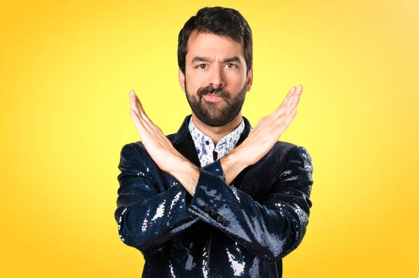 Hombre Con Chaqueta Haciendo Gesto Sobre Fondo Colorido —  Fotos de Stock