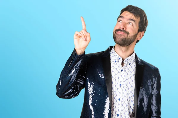 Homem Com Jaqueta Apontando Para Cima Fundo Colorido — Fotografia de Stock