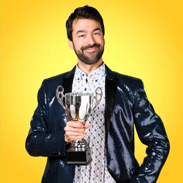 Hombre Con Chaqueta Sosteniendo Trofeo Sobre Fondo Colorido —  Fotos de Stock