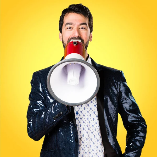 Ceket tarafından megafon renkli arka plan üzerinde bağıran adamla