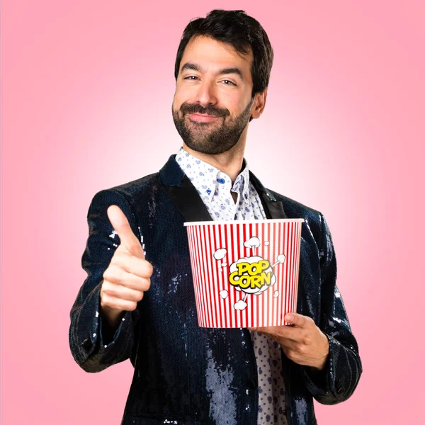 Férfi Kabát Eszik Popcorns Színes Háttérrel — Stock Fotó