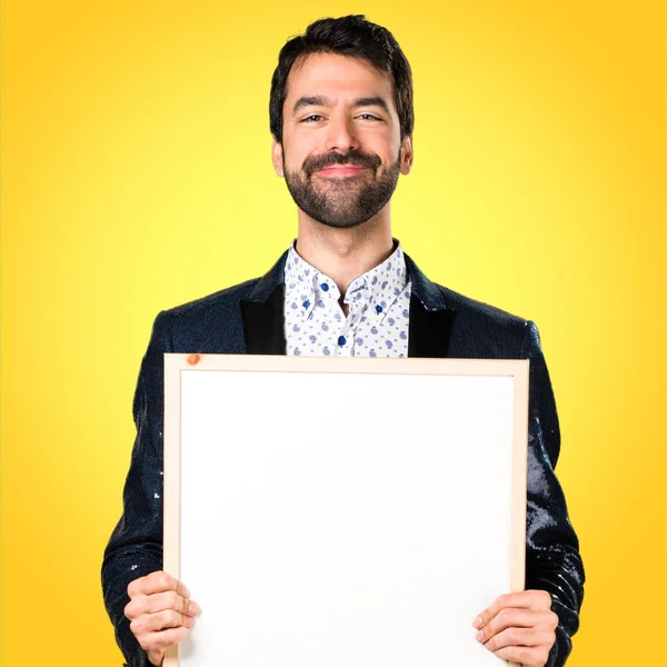 Homem Com Jaqueta Segurando Cartaz Vazio Fundo Colorido — Fotografia de Stock