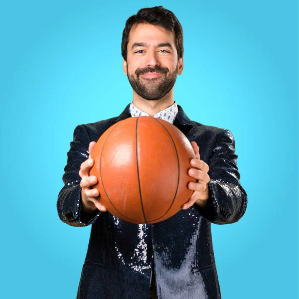 Man Met Jas Houden Een Basket Bal Kleurrijke Achtergrond — Stockfoto