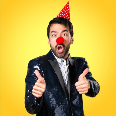 Ceket renkli arka plan üzerinde palyaço burunlu adam