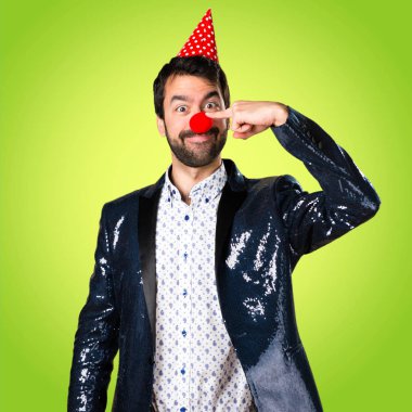 Ceket renkli arka plan üzerinde palyaço burunlu adam