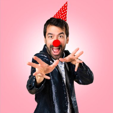 Ceket renkli arka plan üzerinde palyaço burunlu adam