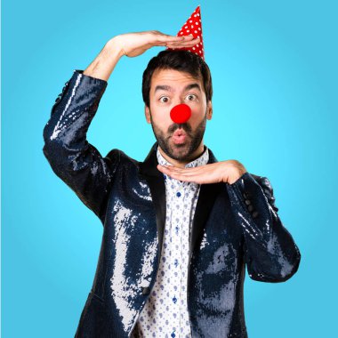 Ceket renkli arka plan üzerinde palyaço burunlu adam