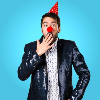 Ceket renkli arka plan üzerinde palyaço burunlu adam