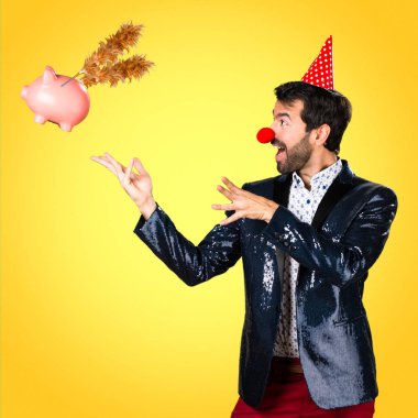 Ceket renkli arka plan üzerinde bir domuzla sihir yapıyorsun palyaço burunlu adam