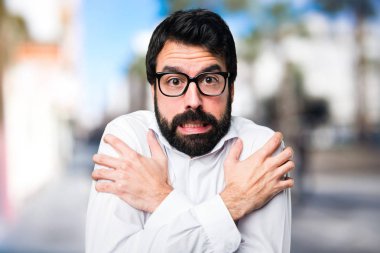 Gözlüklü odaklanmamış arka plan üzerinde buz gibi yakışıklı adam