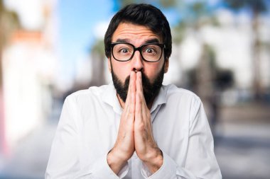 Gözlüklü odaklanmamış özgeçmişlerine yalvaran yakışıklı adam