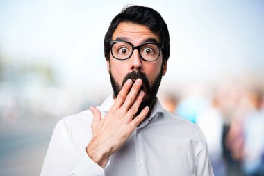 Yakışıklı adamla yapım sürpriz jest odaklanmamış arka plan üzerinde gözlük