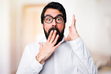 Yakışıklı adamla yapım sürpriz jest odaklanmamış arka plan üzerinde gözlük