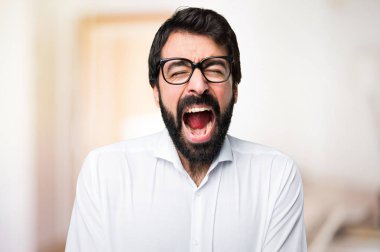 Gözlüklü odaklanmamış arka plan üzerine bağırarak yakışıklı adam