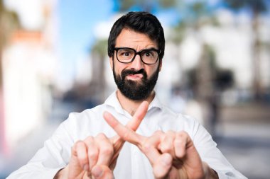 Yakışıklı adam gözlüklü odaklanmamış arka plan üzerinde hiçbir hareketi yapma