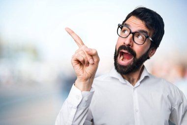 Gözlüklü odaklanmamış arka plan üzerinde yukarıyı yakışıklı adam
