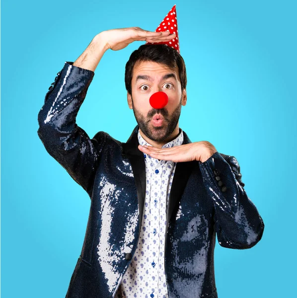 Ceket renkli arka plan üzerinde palyaço burunlu adam