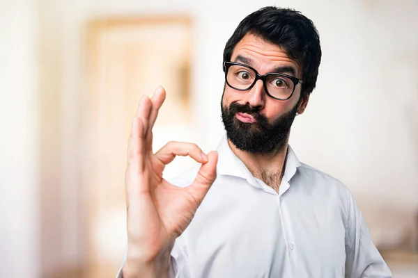 Bel Homme Avec Des Lunettes Faisant Signe Sur Fond Flou — Photo