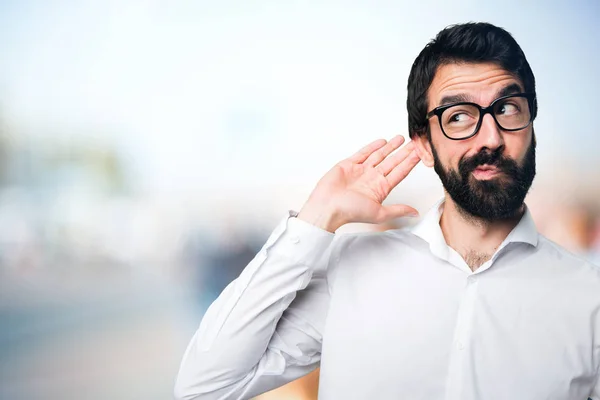 Stilig Man Med Glasögon Titta Något Ofokuserat Bakgrund — Stockfoto