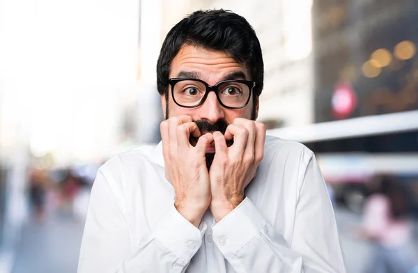 Asustado Hombre Guapo Con Gafas Sobre Fondo Desenfocado —  Fotos de Stock