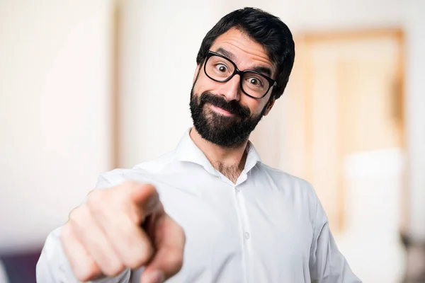 Hombre Guapo Con Gafas Apuntando Frente Sobre Fondo Desenfocado —  Fotos de Stock