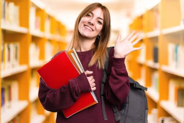 Öğrenci kadın odaklanmamış özgeçmişlerine selamlayan