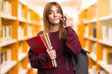 Öğrenci kadın yapma sessizlik jest odaklanmamış arka plan üzerinde