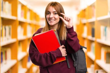 Öğrenci kadın küçük işareti odaklanmamış arka plan yapma