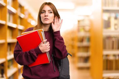 Öğrenci kadın odaklanmamış arka planda bir şey dinleme