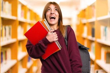 Öğrenci kadın odaklanmamış arka plan üzerine bağırarak