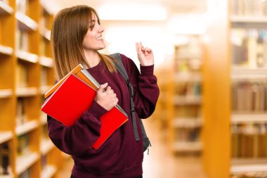 Öğrenci kadın odaklanmamış zemin üzerine işaret