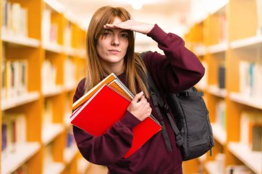 Bir şey odaklanmamış arka plan üzerinde gösterilen öğrenci kadın