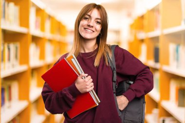 Mutlu öğrenci kadın odaklanmamış arka plan üzerinde