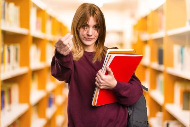 Öğrenci kadının odaklanmamış arka plan üzerinde önümüzdeki jest yapması