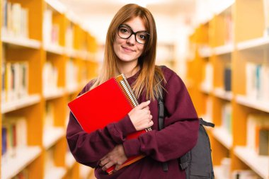 Öğrenci kadın odaklanmamış arka plan gözlüklerle