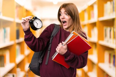 Vintage saat odaklanmamış arka planda tutan öğrenci kadın