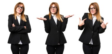 Önemsiz bir jest yapma genç iş kadını kümesi