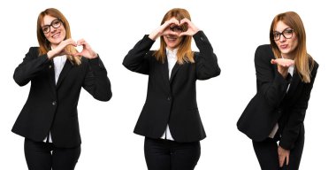 Elleri ile bir kalp yapma ve bir öpücük gönderme genç iş kadını kümesi