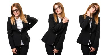 Koymak genç iş kadını ile omuz ağrısı, sırt ağrısı ve boyun ağrısı