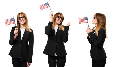 Bir Amerikan bayrağı tutan genç iş kadını kümesi