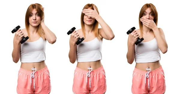 Conjunto Hermosa Mujer Deportiva Con Mancuernas Que Cubren Sus Ojos —  Fotos de Stock