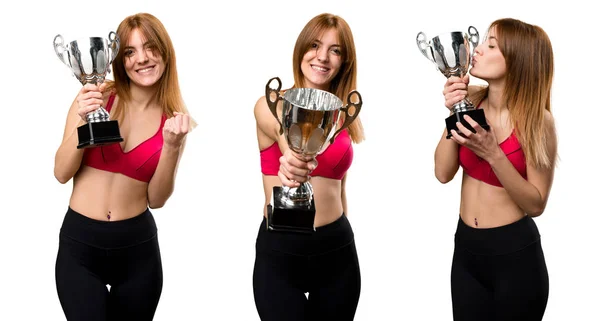 一组年轻的运动妇女拿着奖杯 — 图库照片
