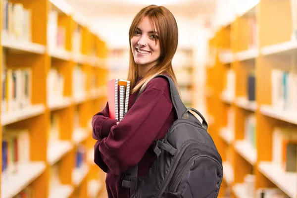 Glückliche Studentin Mit Unkonzentriertem Hintergrund — Stockfoto