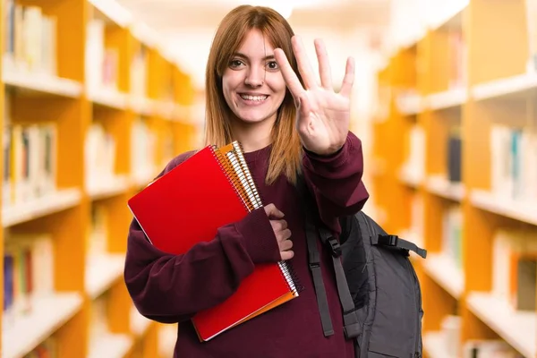 学生妇女计数四在未聚焦的背景 — 图库照片