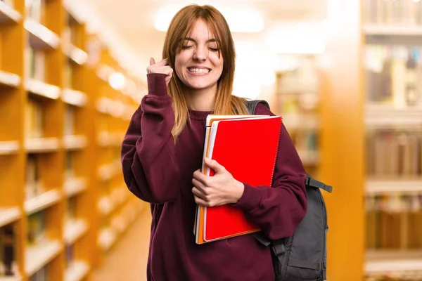 Studente Donna Coprendo Orecchie Sfondo Sfocato — Foto Stock