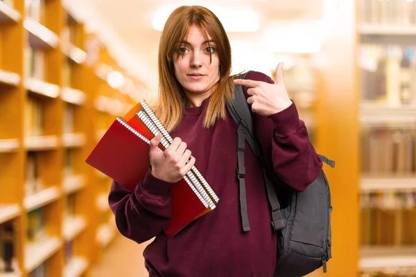 Student Vrouw Maken Verrassing Gebaar Ongericht Achtergrond — Stockfoto