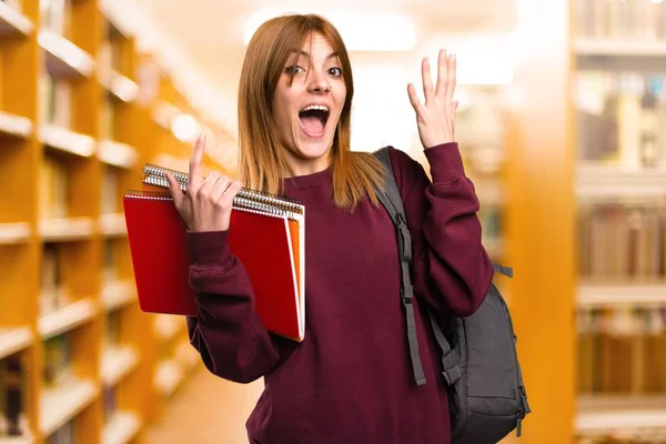 Estudante Mulher Fazendo Gesto Surpresa Fundo Desfocado — Fotografia de Stock